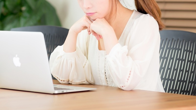 悩む母親ネットサーフィン