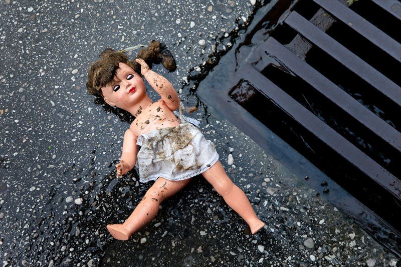 ホメオパシー 効果ない 感情 壊れた人形がよこたわっている