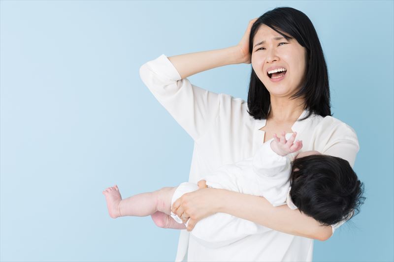 母親が病気の子供を抱えて困っている