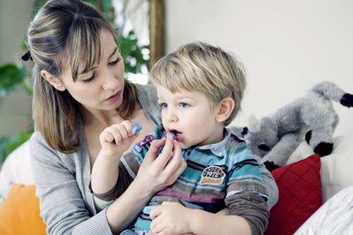 母親からホメオパシーを受ける子供