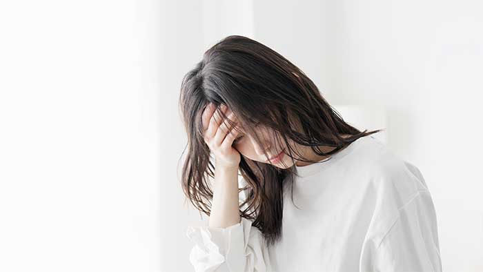 ホメオパシー 効果ない 感情 悩んでいる女性