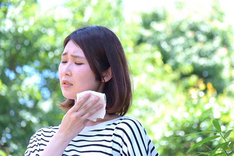 汗をかく女性