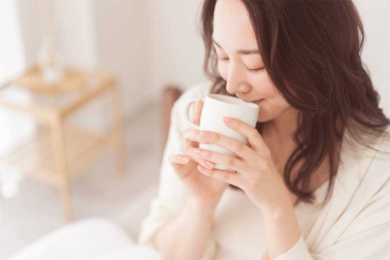 コーヒーを飲む女性 コーヒーを飲む女性