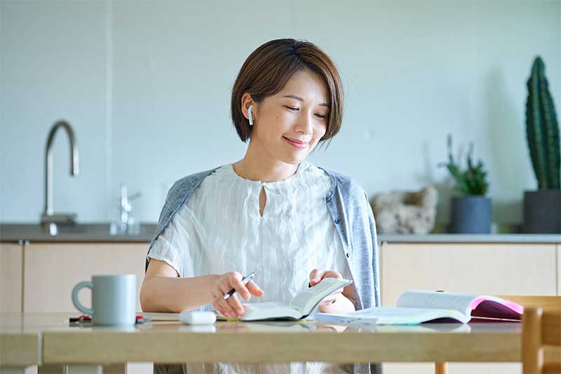 勉強する女性