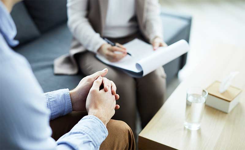 ホメオパシーを受けている女性 ホメオパシーを受けている女性