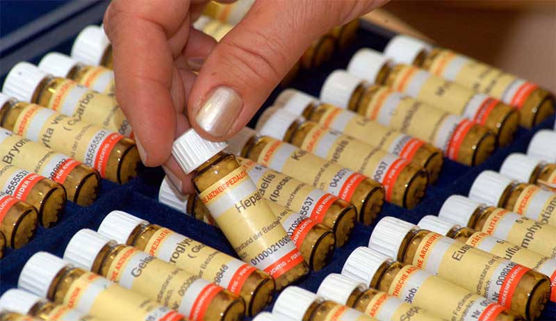 ホメオパシーのレメディー選びをしている