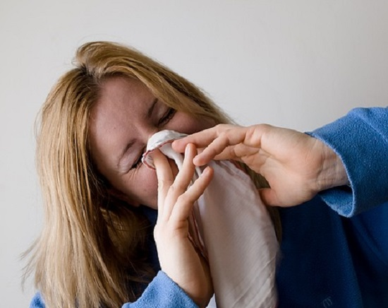 花粉症 レメディ ホメオパシー くしゃみしている女性