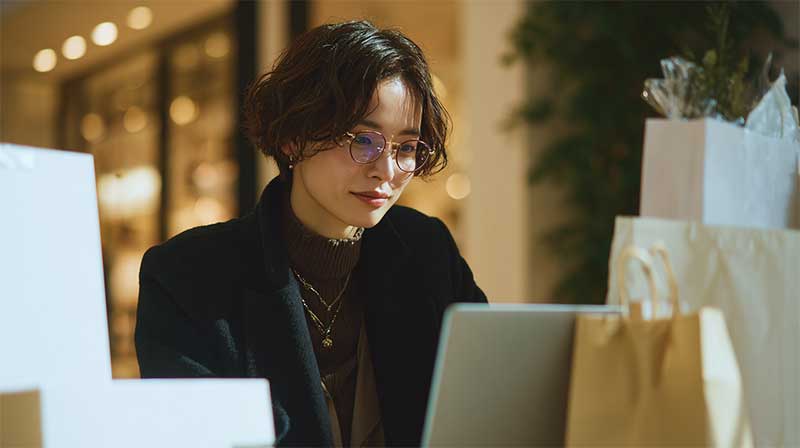 オンラインショッピング パソコンに向かう女性