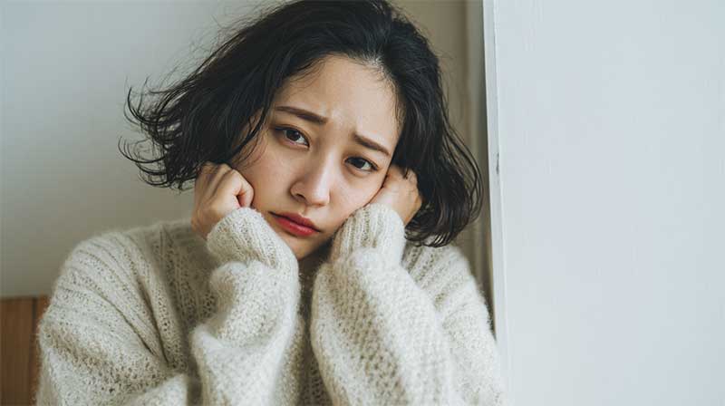 悩んでいる女性 癒やされたい女性