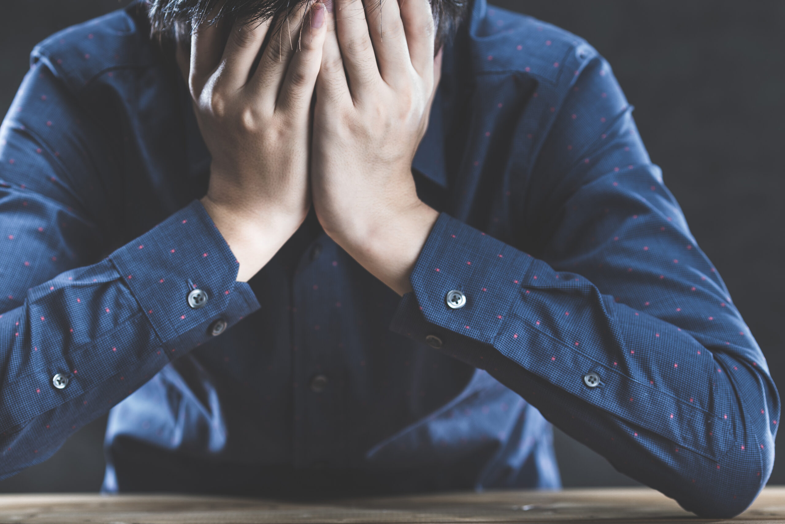 手を顔にあてて悲嘆している