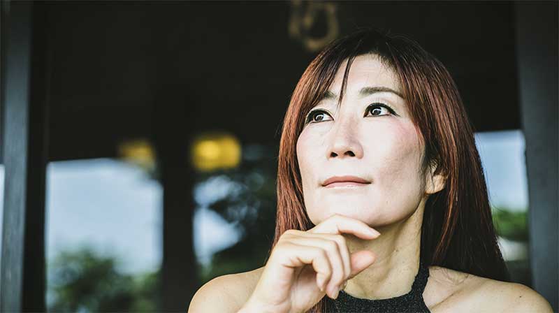 ホメオパシー 更年期 前を向いている女性