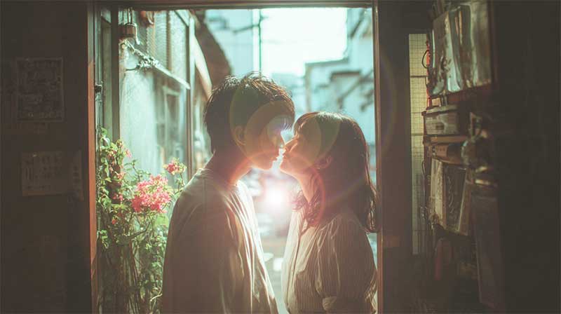 ホメオパシー レメディー ナトルム ネイチュミュア Nat-m 逆光を前に恋人同士がキスしそう