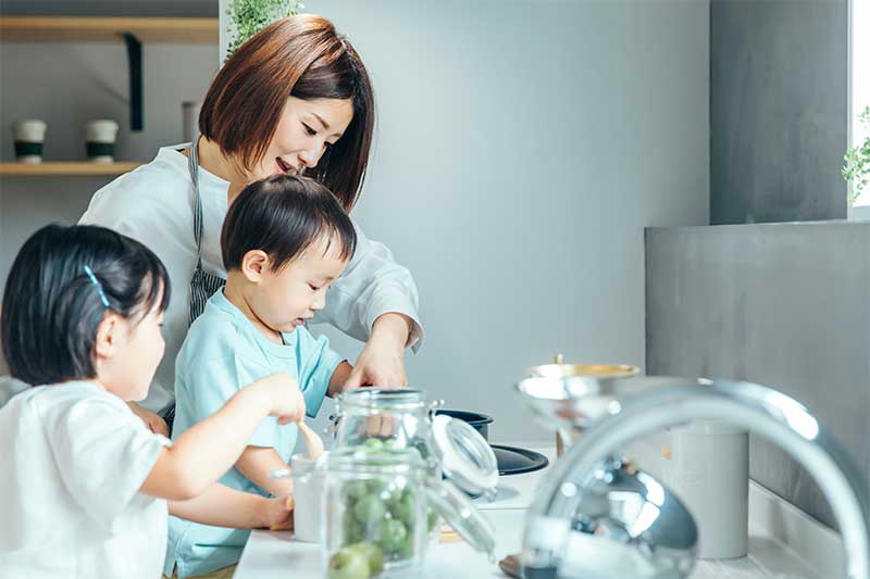 子育て中の女性、子供と料理をしている
