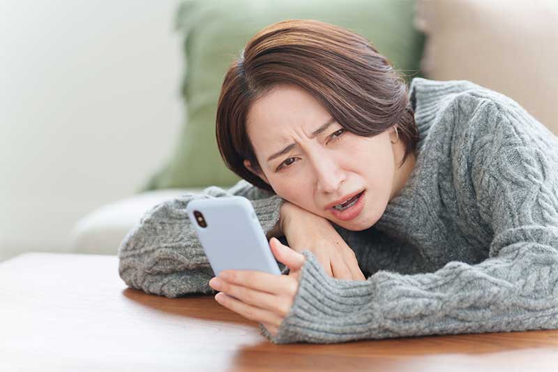 ため息をつく女性