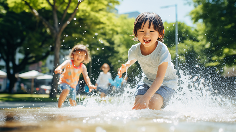 元気な子供達が水遊びをしている