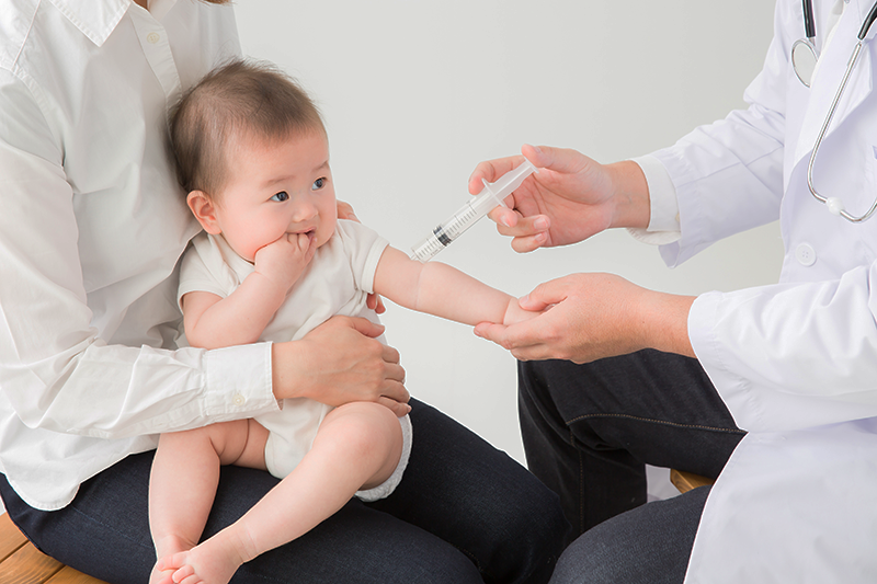 赤ちゃんが予防接種を打っている