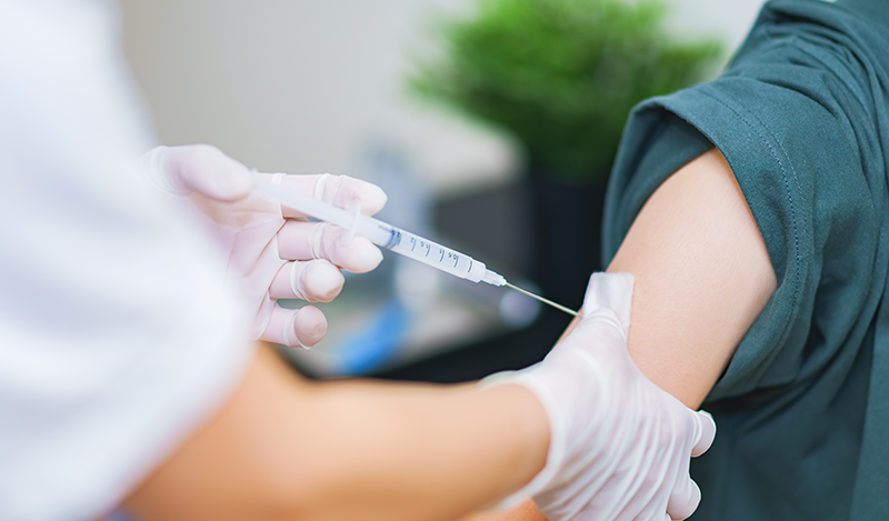 予防接種を打っている大人