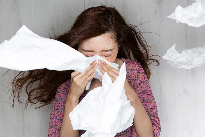 花粉症 レメディ ホメオパシー 花粉症でティッシュを使いまくっている女性