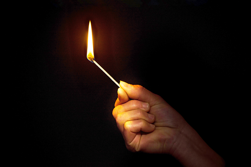 レメディ フォスフォラス マッチに火がともっている