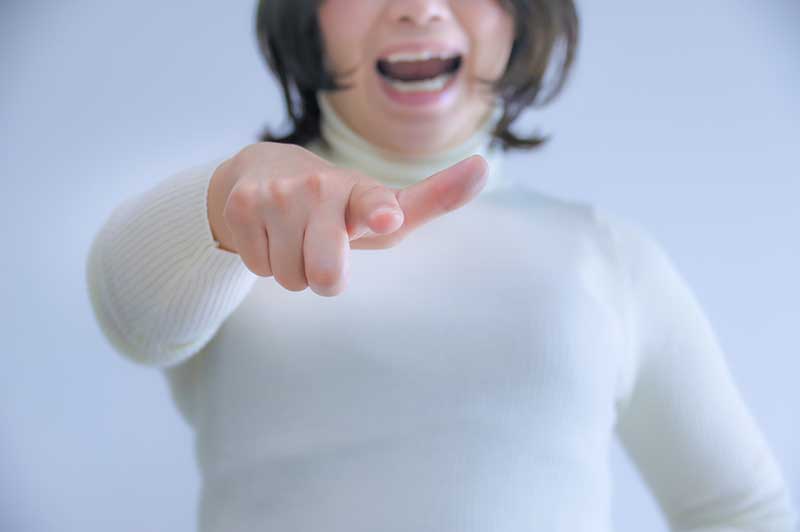 不安で他人を支配する過干渉コントロールする女性