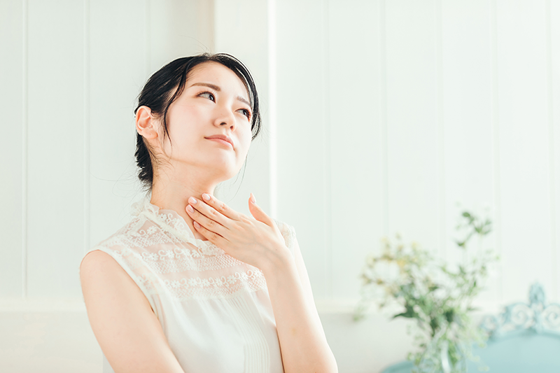 レメディ フォスフォラス 喉を触っている女性