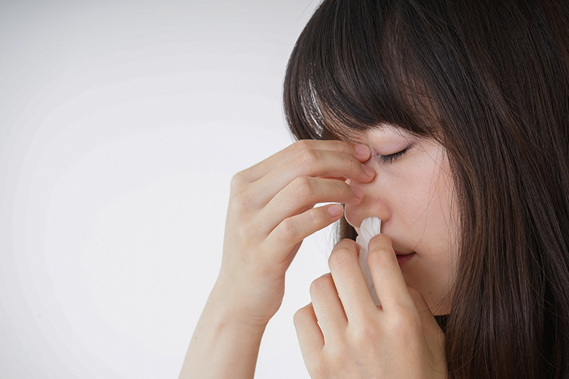 レメディ フォスフォラス 鼻血で鼻を押さえている女性