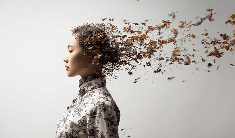 停滞しているイメージの画像女性がよこをむいている