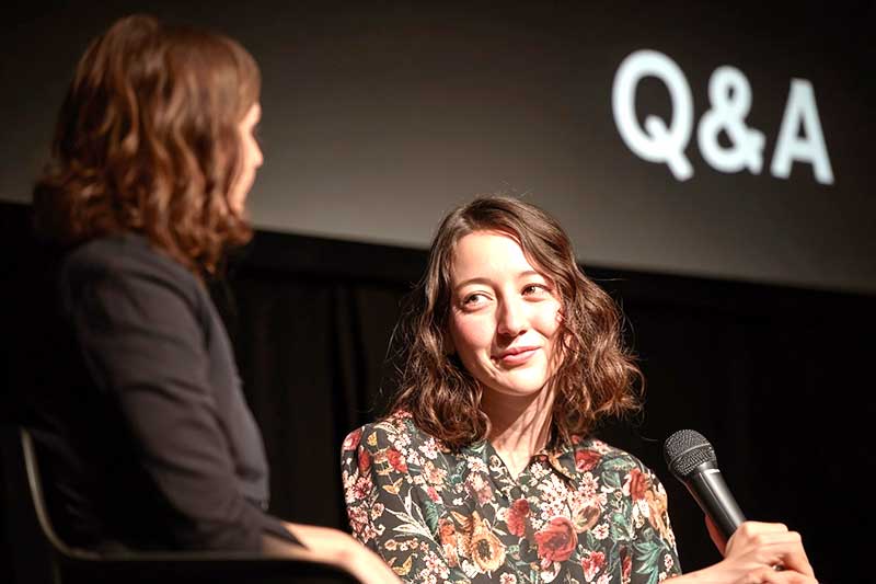 レメディ アコナイトAcon アコニトゥム ナペルス Q&A マイクを持つ女性とインタビュアー