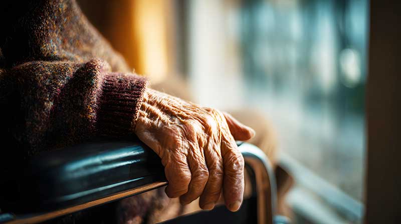 老人が車椅子に手をかけている