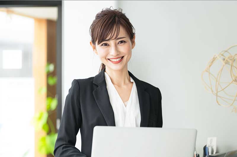 自立したキャリアウーマンスーツをきた40代くらいの女性