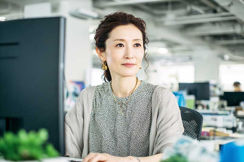 50代の働く女性パソコンに向かっている