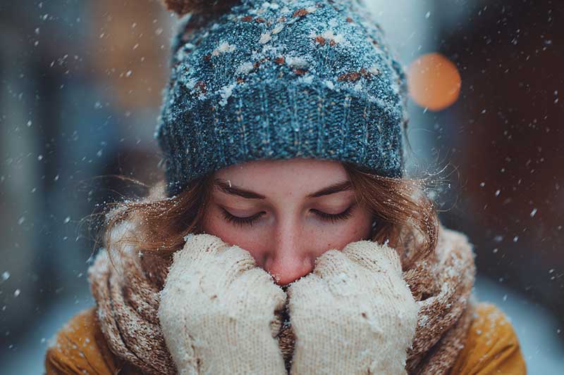 寒がっている女性