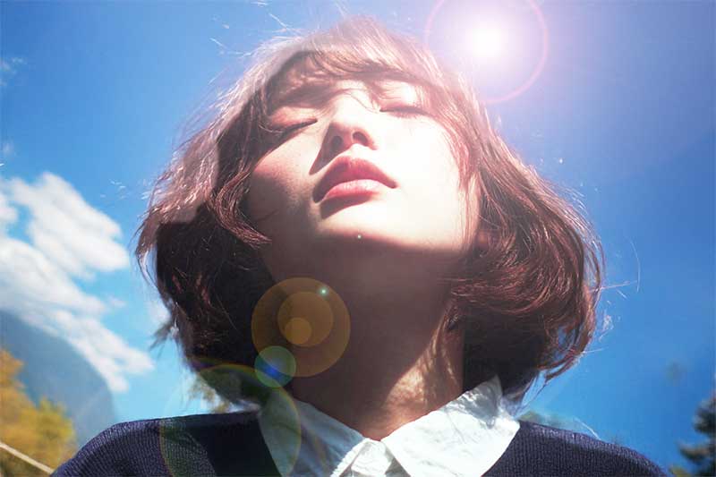 空に向かって瞑想している女性