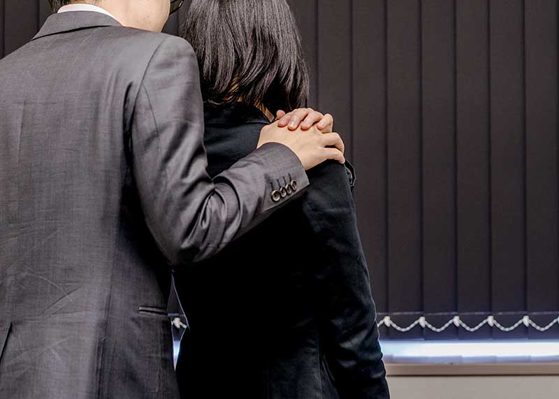 不倫する女性と男性