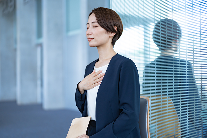 あがり症の女性が面談前におちつこうとしている