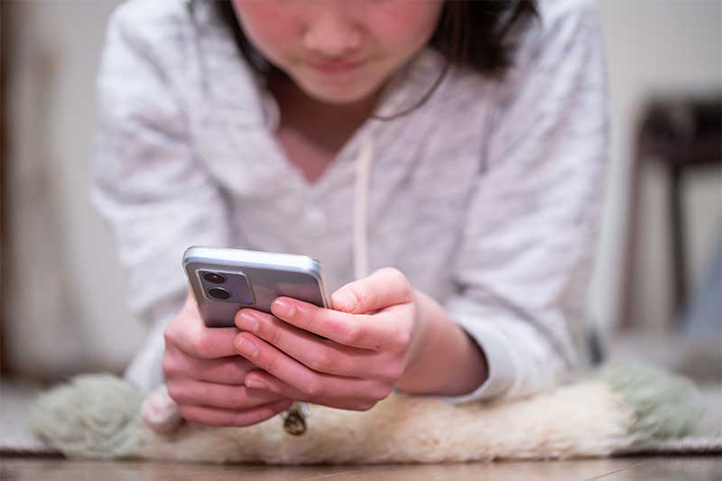 レメディ プルサティラ ポースティーラ Plus. ずっと携帯をチェックしている女性