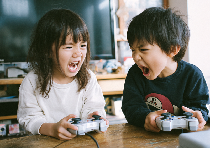 ナックスボミカ レメディ ホメオパシー ゲームで喧嘩している子ども達